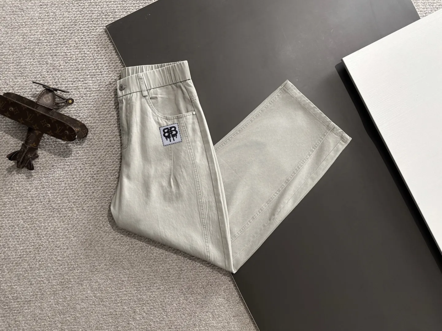 The next day shipped P195 Balenciaga 2026 summer New Arrival elastic casual pants, counter custom fabric Breathable high comfort, impeccable details, brand elements design concept, reflecting high quality. The hand feels delicate and soft! Casual cuts and awesome upper body! Sizes: S-3XL